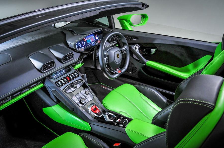 Интерьер Lamborghini Huracan LP610-4 Spyder 2016 года  (UK) (фото 7 из 10)